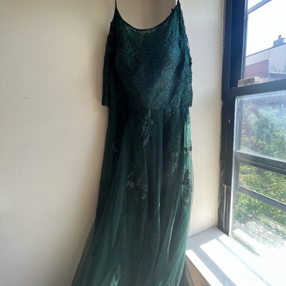 Mother of the Bride Emerald La Femme Floral Lace and Tulle Long Gown Nordstrom - Picture 4 of 9